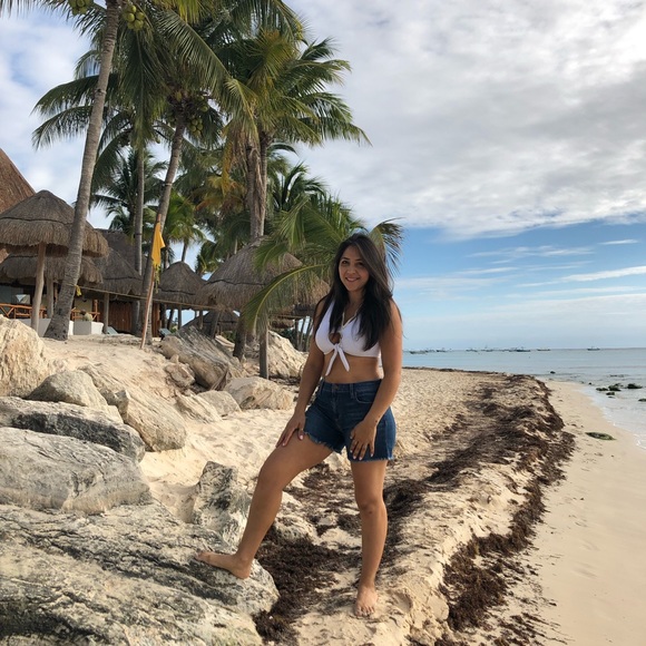 Meet your Posher, Cynthia - Picture 1 of 1